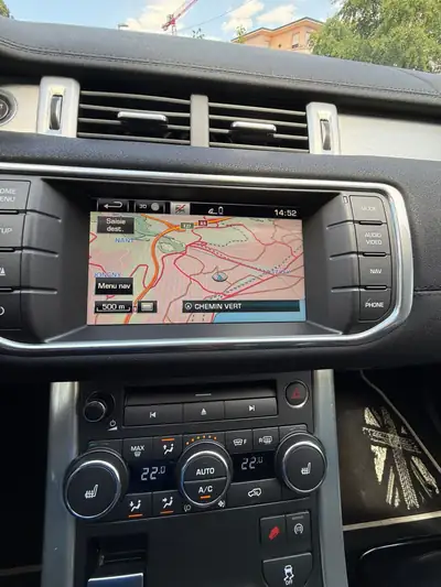 Land Rover Range Rover Evoque 2.2 TD4 — Élégance urbaine et polyvalence tout-terrain — tableau de bord