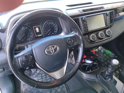 Toyota RAV-4 2.0i VMa Luna 2016 — SUV fiable, 4x4 intégral et faible kilométrage — interior