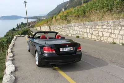 BMW 135i Cabriolet — Roadster sportif 306 ch, coupé découvrable iconique — Heckansicht