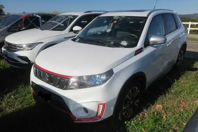 Suzuki Vitara 1.4 T Compact Top 4x4 — SUV polyvalent avec transmission automatique et 4 roues motrices — side view