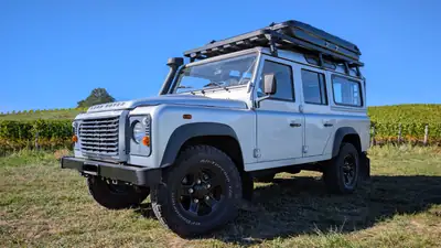 Land Rover Defender 110 2.4 Td4 — SUV tout-terrain équipé, 102 200 km — exterior view