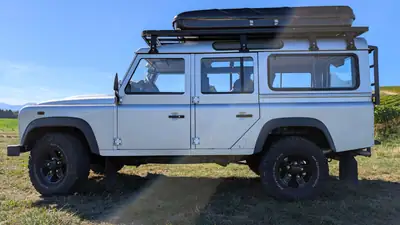 Land Rover Defender 110 2.4 Td4 — SUV tout-terrain équipé, 102 200 km — side view