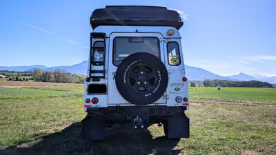 Land Rover Defender 110 2.4 Td4 — SUV tout-terrain équipé, 102 200 km — rear view