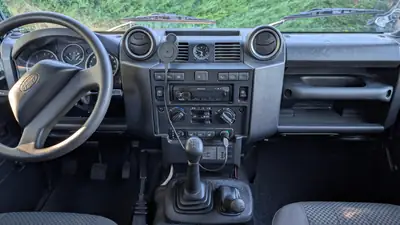 Land Rover Defender 110 2.4 Td4 — SUV tout-terrain équipé, 102 200 km — dashboard