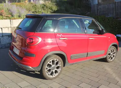 Fiat 500L 1.4 Cross — Polyvalent compact, faible kilométrage, intérieur noir sport — side view