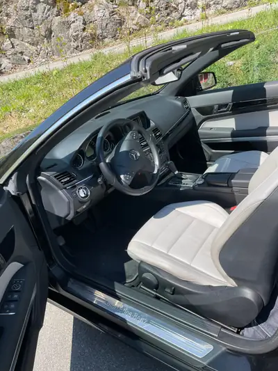 Mercedes-Benz E 250 Cabriolet — Élégance décapotable, moteur économe et kilométrage minime — tableau de bord