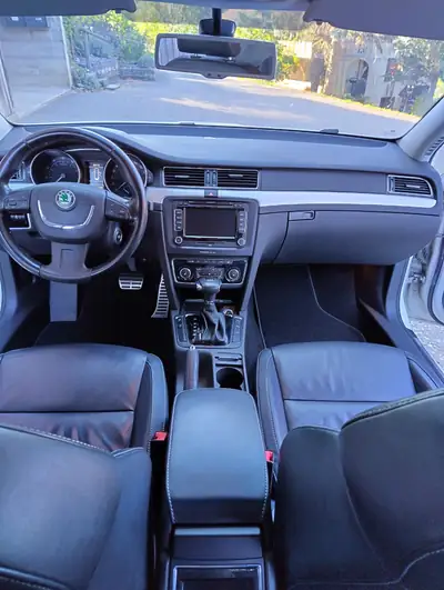 Skoda Superb 1.8 TSI Elegance — Monospace familial premium avec moteur neuf et équipements haut de gamme — tableau de bord