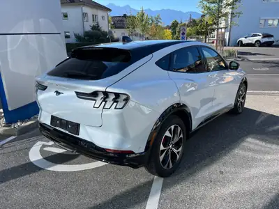 Ford Mustang MACH-E Premium AWD 88 kWh — SUV électrique haute autonomie, batterie 93% — côté
