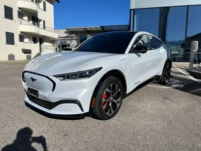 Ford Mustang MACH-E Premium AWD 88 kWh — SUV électrique haute autonomie, batterie 93% — intérieur