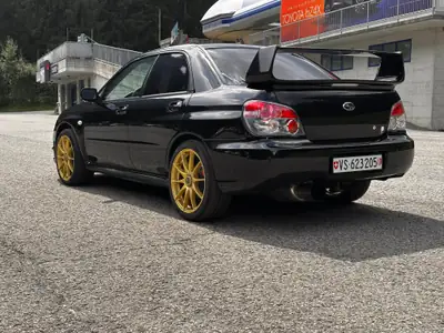 Subaru Impreza 2.5 Turbo WRX — Légende sportive signée Alain Prost — rear view