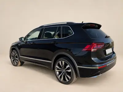 VW Tiguan Allspace 2.0 TDI R-Line — SUV 7 places spacieux, moteur puissant, entretien régulier — interior