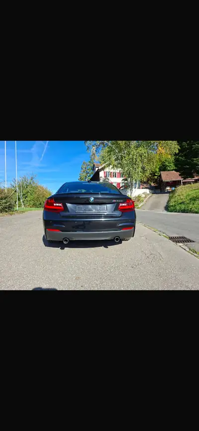 BMW M235i Coupé — Performance 326 ch, manuel, design noir métallisé — rear view