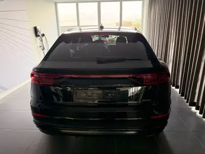 Audi Q8 55 TFSI Black Edition — SUV coupé premium, 340 ch et hivernales incluses — rear view