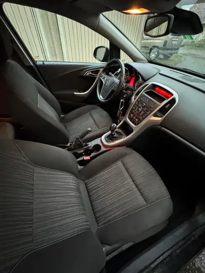 Opel Astra 1.4 J 2011 — Berline fiable et économique, 185'000 km — interior