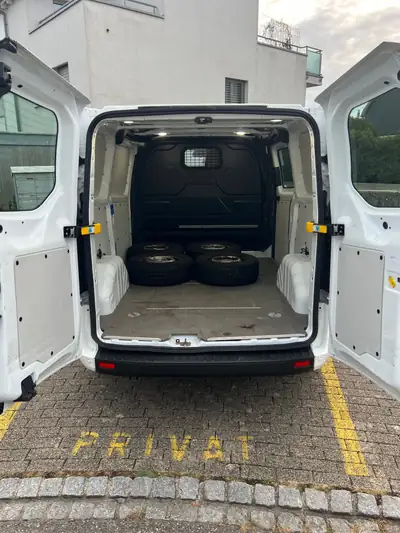 Ford Transit Custom 2.0 TDCi 105 — Utilitaire compact fiable, seulement 20'000 km — Heckansicht