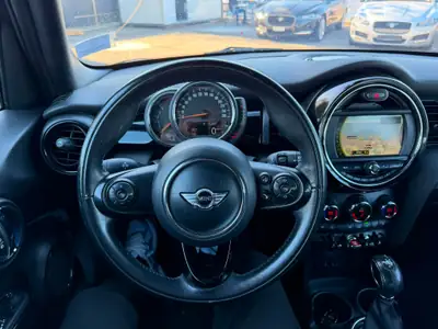 MINI Cooper Classic Edition Steptronic — Citadine ludique, garantie 2 ans, essence automatique — Miniature 12