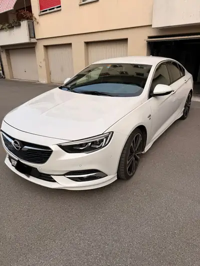 Opel Insignia 2.0 T Excellence AWD — Berline premium 4x4, 77'000 km seulement — exterior view