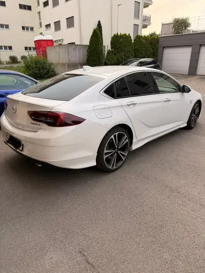Opel Insignia 2.0 T Excellence AWD — Berline premium 4x4, 77'000 km seulement — side view