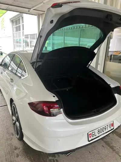Opel Insignia 2.0 T Excellence AWD — Berline premium 4x4, 77'000 km seulement — interior