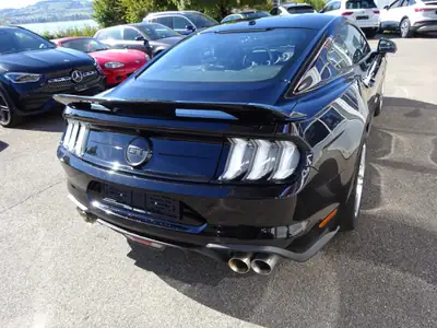 Ford Mustang Fastback 5.0 V8 GT — Muscle car américaine, 451 ch, échappement sport — Heckansicht