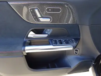 Mercedes-Benz GLA 200 AMG Line — Élégance urbaine et performance maîtrisée — Miniatura 10