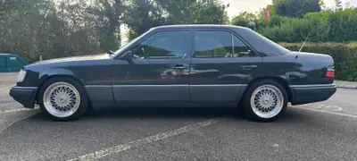 Mercedes-Benz E 280 W124 Mopf — Berline prestige des années 90, toit ouvrant panoramique — fianco