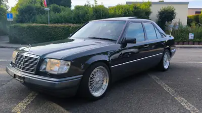 Mercedes-Benz E 280 W124 Mopf — Berline prestige des années 90, toit ouvrant panoramique — vista esterna