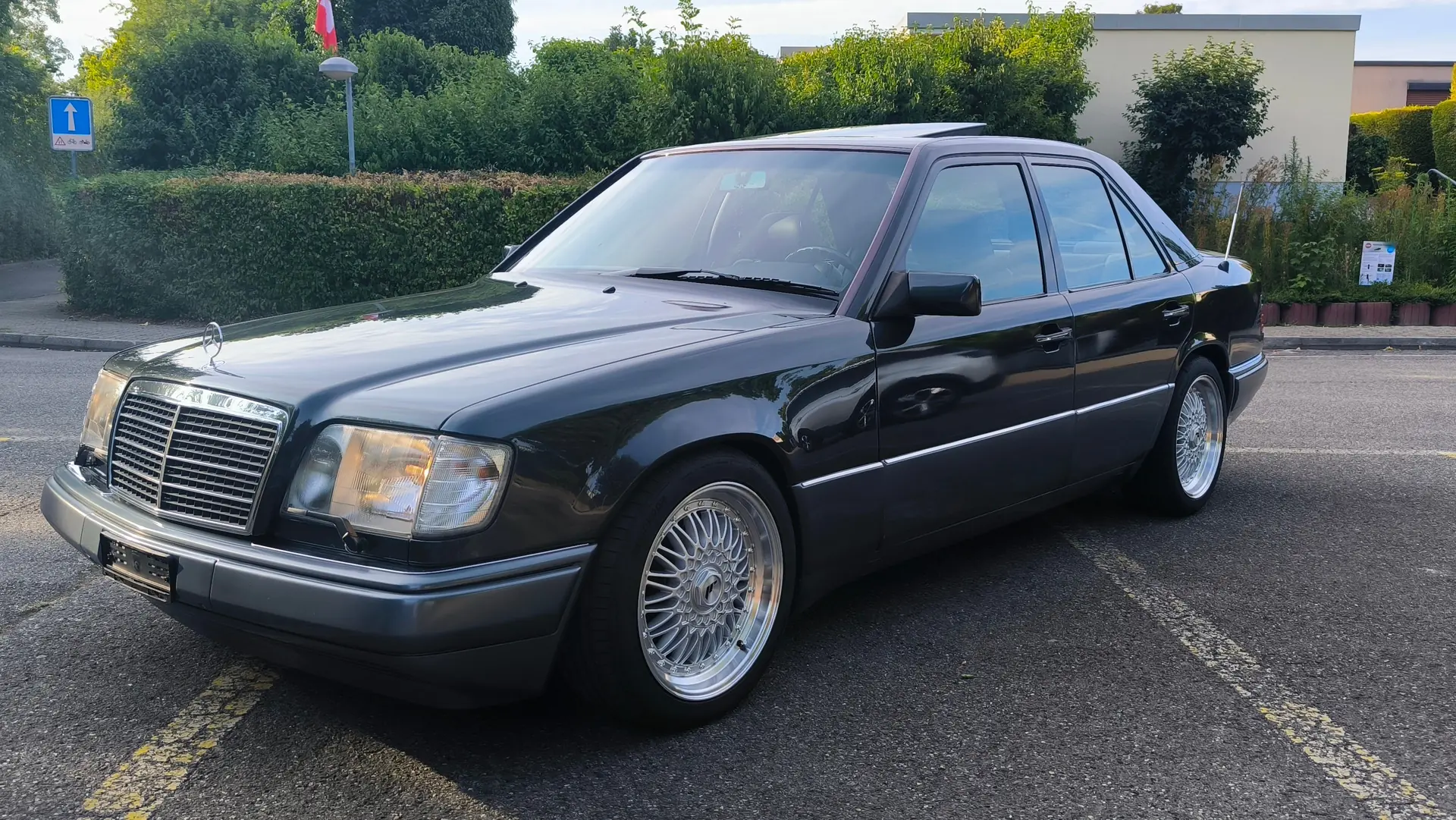 Mercedes-Benz E 280 W124 Mopf — Berline prestige des années 90, toit ouvrant panoramique