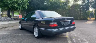 Mercedes-Benz E 280 W124 Mopf — Berline prestige des années 90, toit ouvrant panoramique — vista posteriore