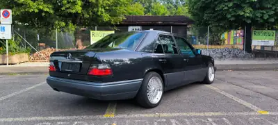 Mercedes-Benz E 280 W124 Mopf — Berline prestige des années 90, toit ouvrant panoramique — cruscotto