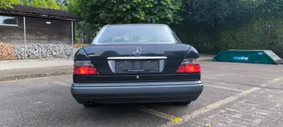 Mercedes-Benz E 280 W124 Mopf — Berline prestige des années 90, toit ouvrant panoramique — interni