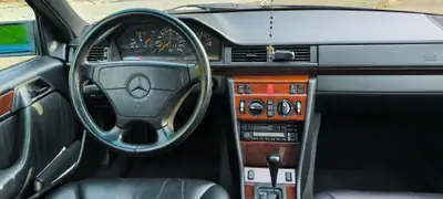 Mercedes-Benz E 280 W124 Mopf — Berline prestige des années 90, toit ouvrant panoramique — Miniatura 11