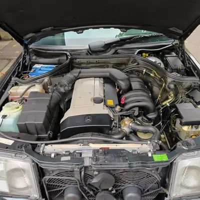 Mercedes-Benz E 280 W124 Mopf — Berline prestige des années 90, toit ouvrant panoramique — Miniatura 14