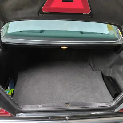 Mercedes-Benz E 280 W124 Mopf — Berline prestige des années 90, toit ouvrant panoramique — Miniatura 13