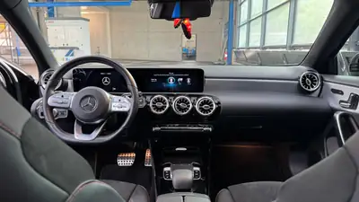 Mercedes-Benz A 250 AMG Line 4MATIC — Berline dynamique, 72 000 km, historique complet — Miniature 8