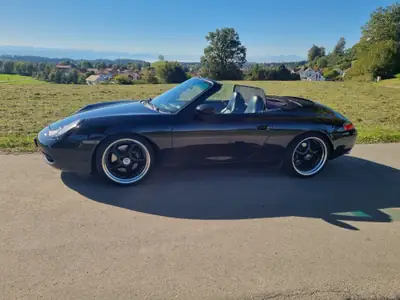 Porsche 911 Cabriolet — Un mythe décapotable, 300 ch et historique sans accident — interior