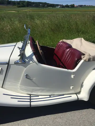 MG TF 1500 — Cabriolet British Iconic, Blanc Pur & Intérieur Bordeaux — côté