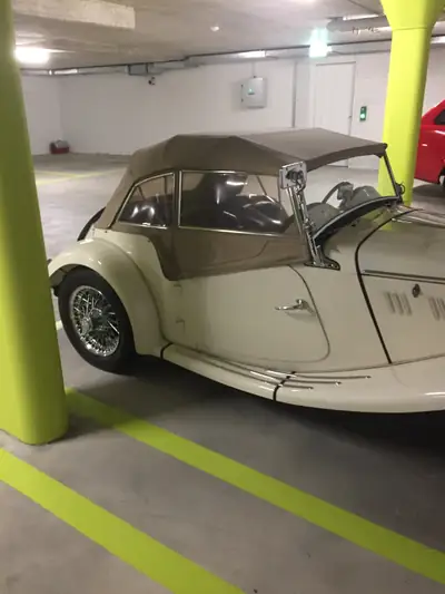 MG TF 1500 — Cabriolet British Iconic, Blanc Pur & Intérieur Bordeaux — détail