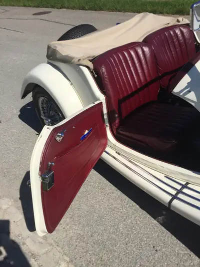 MG TF 1500 — Cabriolet British Iconic, Blanc Pur & Intérieur Bordeaux — intérieur