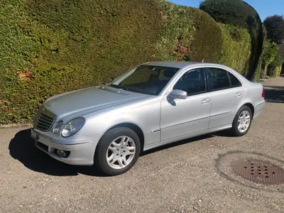 Mercedes-Benz E 200 Kompressor — Berline prestige 2007, moteur suralimenté — vista esterna