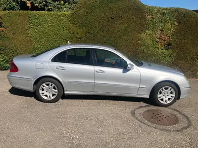 Mercedes-Benz E 200 Kompressor — Berline prestige 2007, moteur suralimenté — vista posteriore