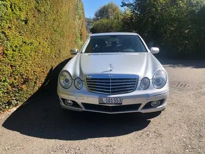 Mercedes-Benz E 200 Kompressor — Berline prestige 2007, moteur suralimenté — fianco