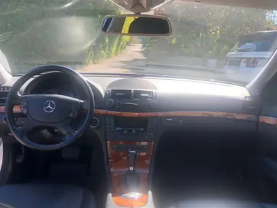 Mercedes-Benz E 200 Kompressor — Berline prestige 2007, moteur suralimenté — dettaglio