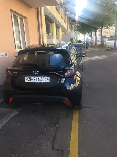 Toyota Yaris 1.5 VVT-i HSD Trend — Berline hybride économe et fiable — rear view