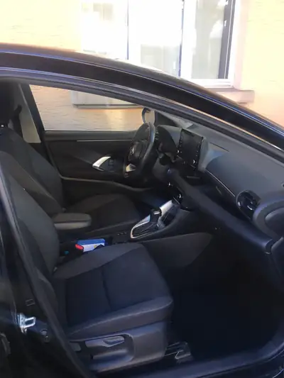 Toyota Yaris 1.5 VVT-i HSD Trend — Berline hybride économe et fiable — interior