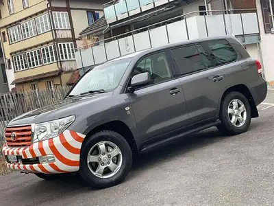 Toyota Land Cruiser 4.5 D-4D V8 — Légendaire 7 places, motorisation prestigieuse — vue extérieure