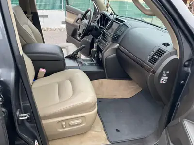 Toyota Land Cruiser 4.5 D-4D V8 — Légendaire 7 places, motorisation prestigieuse — tableau de bord
