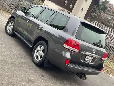 Toyota Land Cruiser 4.5 D-4D V8 — Légendaire 7 places, motorisation prestigieuse — détail
