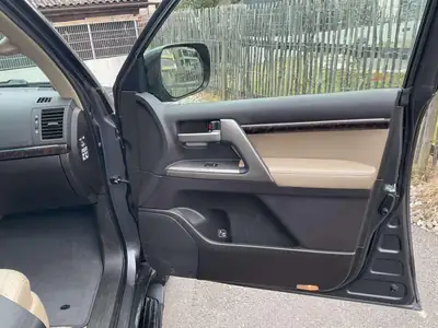 Toyota Land Cruiser 4.5 D-4D V8 — Légendaire 7 places, motorisation prestigieuse — Miniature 8