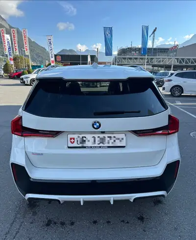 BMW X1 23i xDrive 2023 — SUV compact dynamique, 37 500 km, équipé de pneus hiver — detail